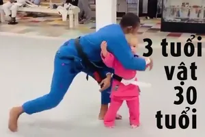 Em bé 3 tuổi vật với võ sư 30 tuổi