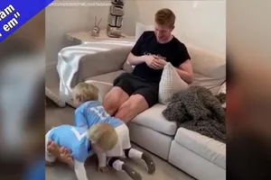 Video Kevin De Bruyne làm 'vú em' 