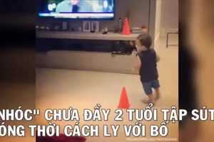 Chưa đủ 2 tuổi đã biết chạy và sút bóng