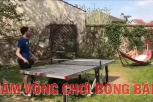 Cao thủ nằm võng chơi bóng bàn