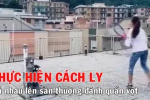 Chơi quần vợt trên sân thượng để đảm bảo lệnh cách ly