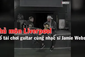 Thủ môn Becker 'bỏ găng' biến thành nghệ sĩ guitar 