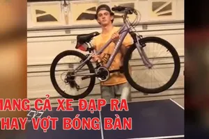 Mang cả xẻng, xe đạp ra thay vợt bóng bàn
