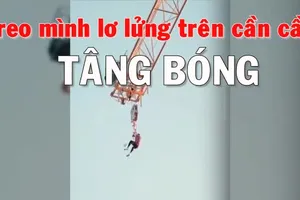 Treo mình trên cần cầu tâng bóng