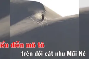 Mô tô bay trên đồi cát như Mũi Né