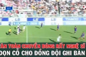 Văn Toàn chuyền bóng thật nghệ sĩ cho đồng đội ghi bàn