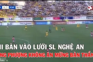 Công Phượng không ăn mừng khi ghi bàn vào lưới SL Nghệ An 