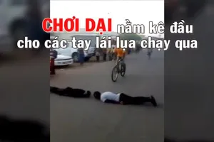 Những kẻ chơi dại, nằm kê đầu cho xe chạy qua