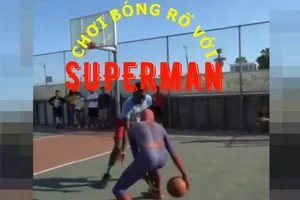 Superman thách thức tất cả mọi đối thủ ném bóng 