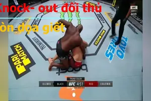 Phản cảm, hạ knock-out đối thủ còn dọa cắt cổ