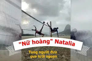 Nữ hoàng bóng đá Natalia tung người đưa bóng qua lưới