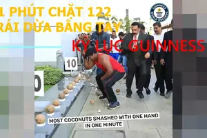 Kỷ lục tay không 1 phút chặt 122 trái dừa