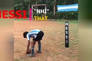 Messi 'nhí' sút phạt siêu hơn Messi thật
