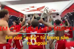 Xem cầu thủ Bayer Munich ôm cúp 'quẩy' tới bến