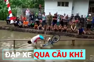 Thử thách xe đạp qua cầu khỉ, không dễ ăn đâu!