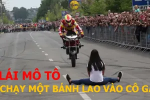 Biểu diễn mô tô một bánh lao vào cô gái đang ngồi