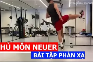 Thủ môn Neuer tập phản xạ qua bài tập lạ trước gương