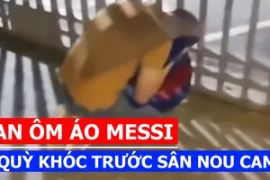Fan ôm áo Messi quỳ khóc trước sân Nou Camp