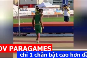 Cú nhảy cao qua đầu người của VĐV Paragames chỉ còn 1 chân