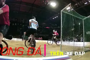 Những ngôi sao chơi bóng đá trên xe đạp