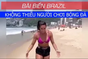 Người Brazil mê chơi bóng ở bãi biển