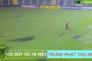Video: Siêu phẩm lốp bóng 70 mét trừng phạt thủ môn