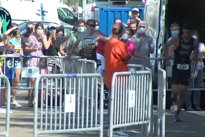 Nhà vô địch trả huy chương cho chính chủ