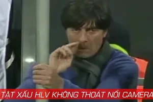 Tật xấu của HLV bị camera lột trần
