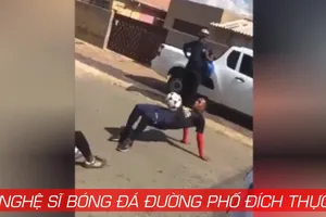 Đây mới là nghệ sĩ bóng đá đường phố đích thực