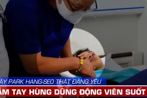 HLV Park Hang-seo đáng yêu nắm tay động viên Hùng Dũng suốt 