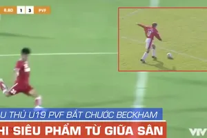 Video cầu thủ U-19 PVF ghi bàn từ giữa sân giống Beckham