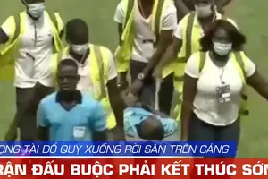 Video hy hữu trọng tài lên cáng, trận đấu phải kết thúc sớm