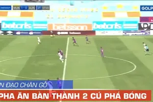 Video tiền đạo chân gỗ biến hai pha đối mặt thành... phá bóng