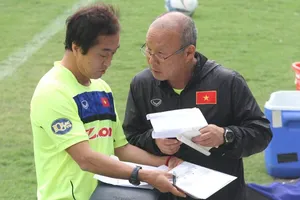 Bàn giao trận gặp UAE cho trợ lý Lee xong, ông Park nói gì khi họp báo?