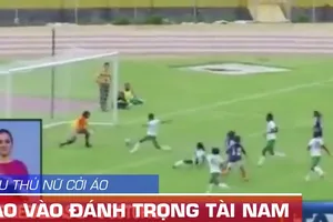 Phản cảm hình ảnh cầu thủ nữ cởi áo lao vào đánh trọng tài