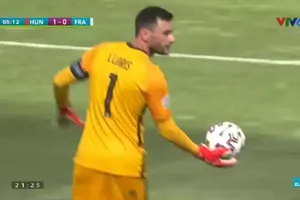 Pháp thoát thua nhờ cú phát bóng thần sầu của thủ môn Lloris