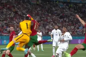  Thủ môn đội tuyển Pháp chơi boxing trong trận Ronaldo lập lỷ lục 