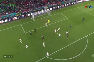 Xem Đức lách mình qua khe cửa hẹp nhờ bàn thắng quý hơn vàng