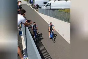 Lạ lùng cầu thủ Đức đến sân tập bằng... xe đạp