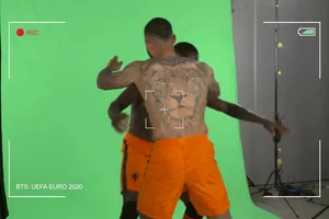 'Bật mí' những cảnh quay hậu trường của cầu thủ cho Euro 2020