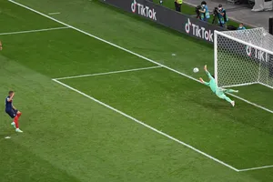 Bình luận: Đêm của hai kịch bản điên rồ nhất!