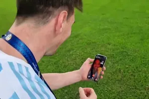 Video Messi dễ thương livestream khoe HCV với vợ con