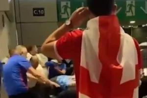 Wembley lộn xộn ‘vé lậu’ vỡ sân và để hooligan đàn áp CĐV Ý