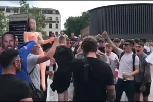 Fan anh quậy diễu hành búp bê tình dục gắn gương mặt Southgate