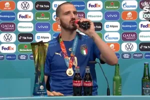  Bonuccini làm bẽ mặt Ronaldo, Pogba, ghi bàn cho nhà tài trợ Euro