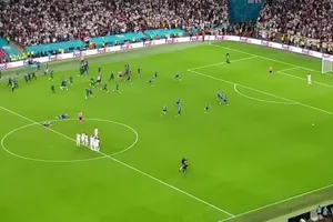 Góc quay toàn bộ cảnh Anh sụp đổ và Ý vô địch