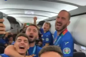 Vô địch Euro, cầu thủ Ý mở hội trên chuyên cơ từ London về Rome