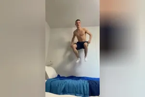 Nghịch ngợm thử giường chống sex ở làng Olympic và kết luận