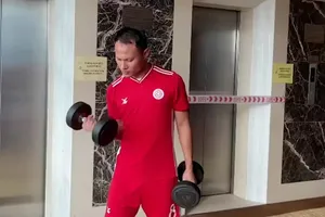 Cầu thủ Viettel hăng hái tập luyện dù bị cách ly 