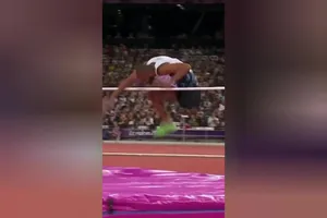 Ngạc nhiên với VĐV khuyết tật nhảy cao bằng một chân